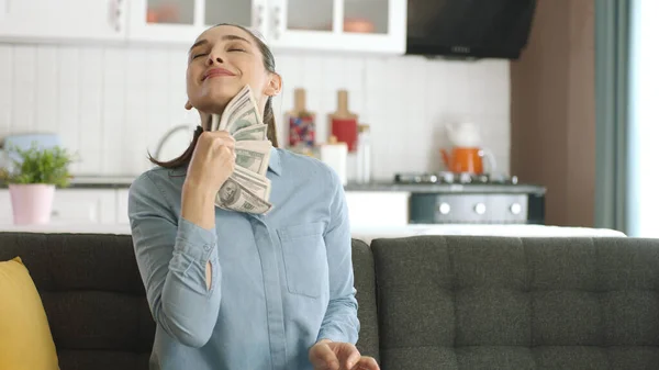 Веселая Счастливая Молодая Женщина Довольна Своими Деньгами Выигрыш Онлайн Лотерею — стоковое фото