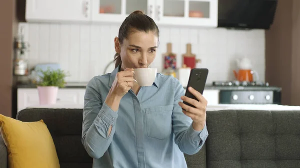 Vrouw Sociale Netwerken Video Bekijken Foto Bekijken Sociale Netwerken Koffie — Stockfoto