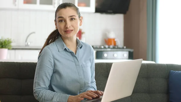Een Jonge Vrouw Die Thuis Een Laptop Bank Werkt Gebruik — Stockfoto