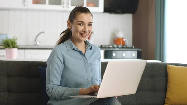 Een Jonge Vrouw Die Thuis Een Laptop Bank Werkt Gebruik — Stockfoto
