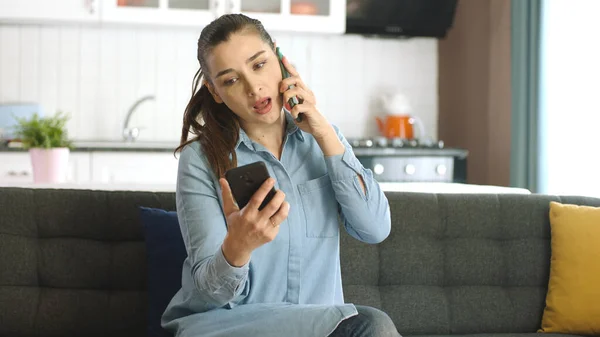 Drukke Zakenvrouw Die Hard Werkt Met Twee Smartphones Jonge Freelancer — Stockfoto