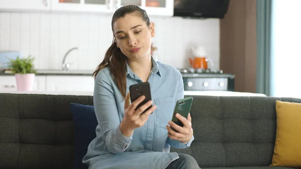 Drukke Zakenvrouw Die Hard Werkt Met Twee Smartphones Jonge Freelance — Stockfoto