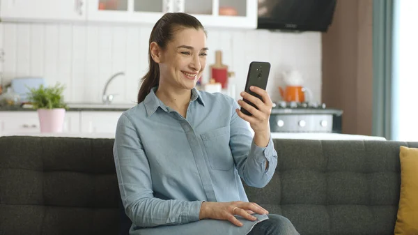 Young Woman Reading News Text Phone Home Young Woman Laughs — Stock Photo, Image