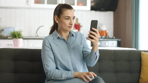 Aantrekkelijke Jonge Vrouw Die Smartphone Gebruikt Terwijl Bank Zit Jonge — Stockfoto