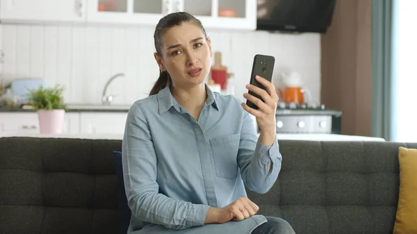 Attractive Young Woman Using Smartphone While Sitting Sofa Young Woman — Stock Photo, Image