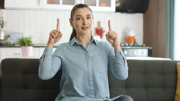 Νεαρή Γυναίκα Δείχνει Δάχτυλα Στο Διαφημιστικό Χώρο Πάνω Χέρια Ενώ — Φωτογραφία Αρχείου