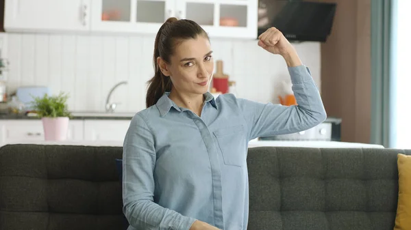 Mladá Žena Zvedne Ruce Ukáže Biceps Kamery Sebe Doma Feminismus — Stock fotografie