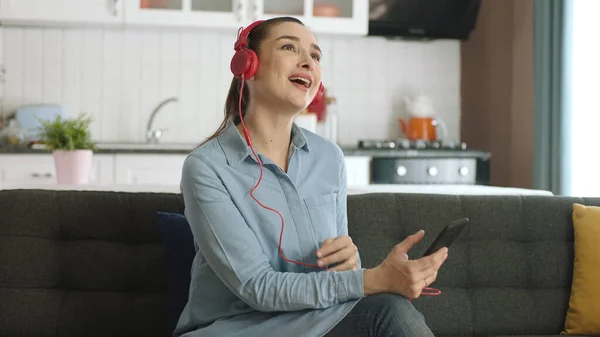 Ευτυχισμένη Γυναίκα Που Χορεύει Μουσική Ακουστικά Συνδεδεμένα Στο Κινητό Της — Φωτογραφία Αρχείου