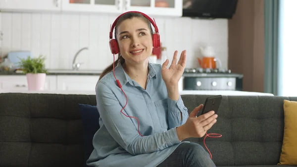 Ευτυχισμένη Γυναίκα Που Χορεύει Μουσική Ακουστικά Συνδεδεμένα Στο Κινητό Της — Φωτογραφία Αρχείου