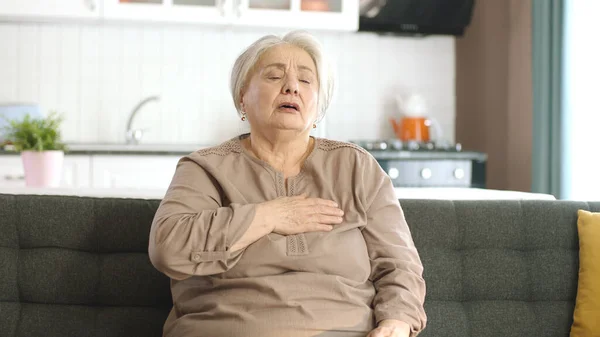 Elderly Woman Feels Pain Her Chest Elderly Woman Sitting Her — Stock Photo, Image