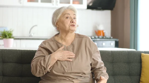 Usmívající Starší Žena Při Videohovoru Mává Kameru Pohled Přední Kamery — Stock fotografie