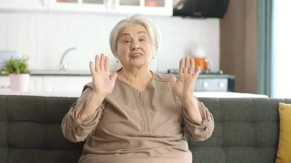 Usmívající Starší Žena Při Videohovoru Mává Kameru Pohled Přední Kamery — Stock fotografie