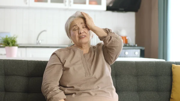 Smutné Zdravotní Problémy Staré Ženy Starší Ženy Trpící Záchvat Paniky — Stock fotografie