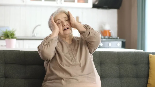 Smutné Zdravotní Problémy Staré Ženy Starší Ženy Trpící Záchvat Paniky — Stock fotografie
