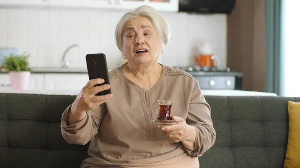 Ευτυχισμένη Γιαγιά Κρατώντας Κινητό Τηλέφωνο Είναι Πολύ Έκπληκτος Ακούσει Ότι — Φωτογραφία Αρχείου