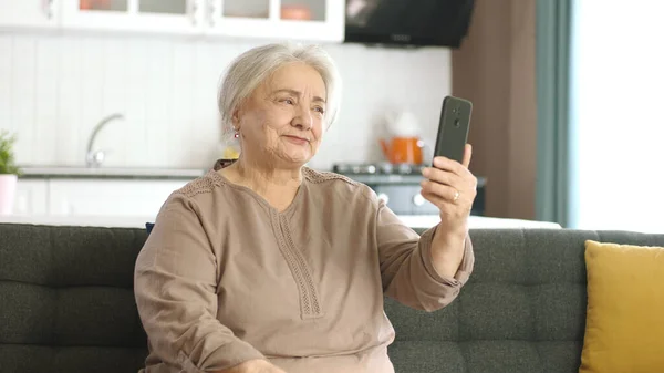 Oudere Vrouw Maakt Videogesprek Met Familieleden Kijkt Naar Camera Zwaait — Stockfoto