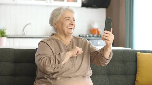 Oudere Vrouw Lacht Maakt Videogesprekken Met Familieleden Kijkt Naar Camera — Stockfoto