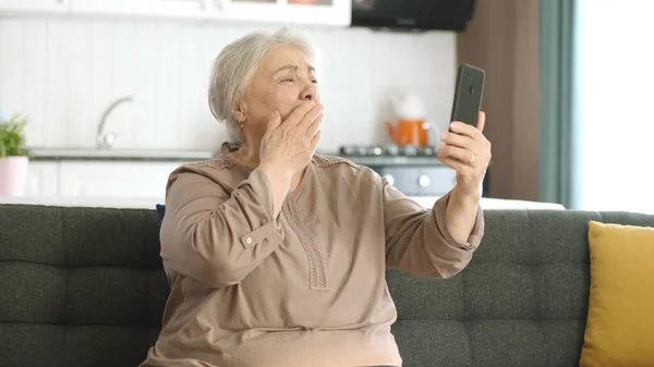 Ανώτερη Γυναίκα Κάνει Βιντεοκλήση Συγγενείς Κοιτάζοντας Την Κάμερα Και Χαιρετώντας — Φωτογραφία Αρχείου