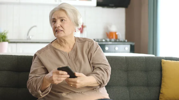 Ηλικιωμένη Γυναίκα Χαμογελά Κάνει Βιντεοκλήση Συγγενείς Κοιτάζοντας Κενό Διαφημιστικό Χώρο — Φωτογραφία Αρχείου