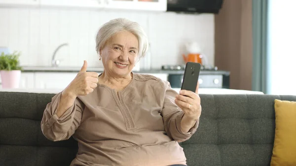 Starší Žena Usmívá Užívá Videohovor Příbuznými Dívá Kameru Mává Sedí — Stock fotografie