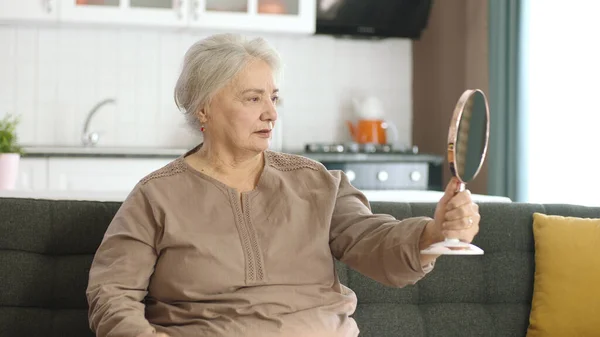 Starší Žena Při Pohledu Zrcadla Kontroluje Pleť Vlasy Happy Usměvavá — Stock fotografie