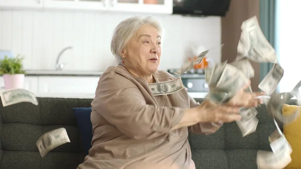 Šťastná Stařena Těší Své Dolary Stará Žena Sedí Pohovce Vyhazuje — Stock fotografie