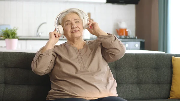 Πολύχρωμες Και Αστείες Στιγμές Μιας Ηλικιωμένης Γυναίκας Που Ακούει Μουσική — Φωτογραφία Αρχείου