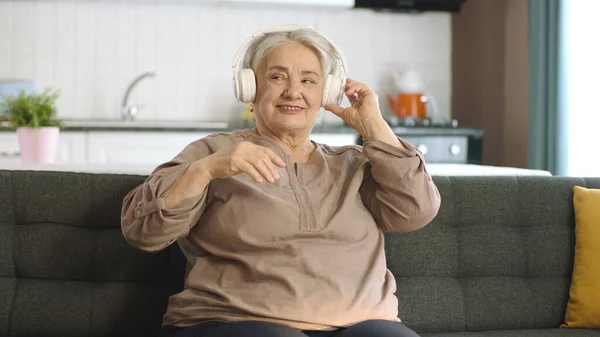 Πολύχρωμες Και Αστείες Στιγμές Μιας Ηλικιωμένης Γυναίκας Που Ακούει Μουσική — Φωτογραφία Αρχείου
