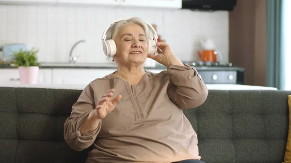 Momentos Coloridos Divertidos Una Anciana Escuchando Música Con Auriculares Sofá — Foto de Stock