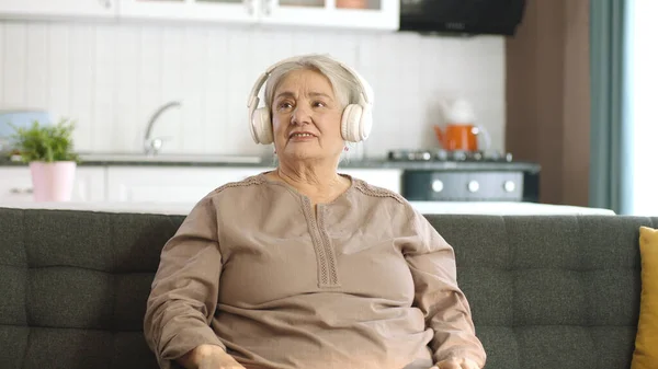Colorful Funny Moments Old Woman Listening Music Headphones Sofa Funny — Stock Photo, Image