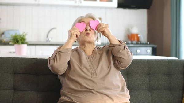 Šťastná Starší Žena Držící Dvě Malá Růžová Papírová Srdíčka Očí — Stock fotografie