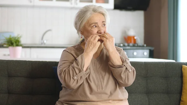 Huzursuz Yaşlı Beyaz Saçlı Evde Yalnız Bırakılmış Bir Kadın Endişeli — Stok fotoğraf