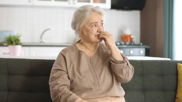 Huzursuz Yaşlı Beyaz Saçlı Evde Yalnız Bırakılmış Bir Kadın Endişeli — Stok fotoğraf