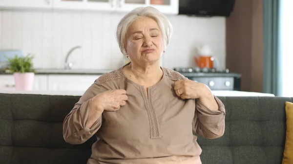 Stará Žena Bílými Vlasy Cítí Nepříjemně Šatech Nepříjemná Koncepce Oblečení — Stock fotografie