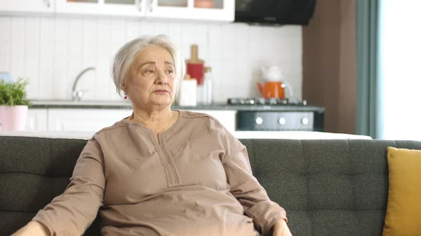 Mutsuz Huysuz Yaşlı Kadın Sessiz Evinde Dinleniyor Kanepede Tek Başına — Stok fotoğraf
