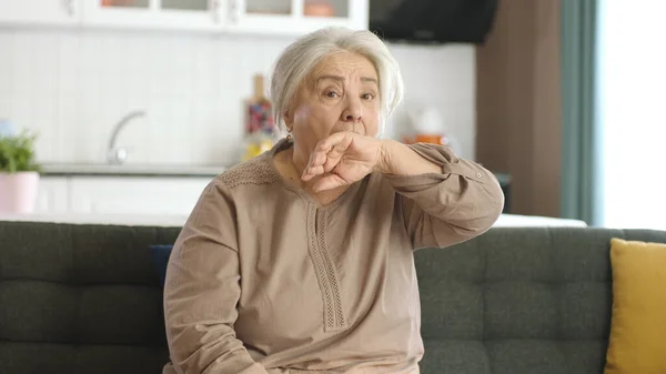 感冒和流感病毒的最初症状出现在老妇人身上 坐在家里的女人缺氧 呼吸急促 打喷嚏 — 图库照片