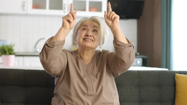 Stará Žena Ukazuje Reklamní Prostor Nahoře Podívej Krásná Legrační Šťastná — Stock fotografie