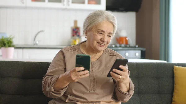 Oude Vrouw Kijkt Naar Haar Social Media Accounts Leest Het — Stockfoto