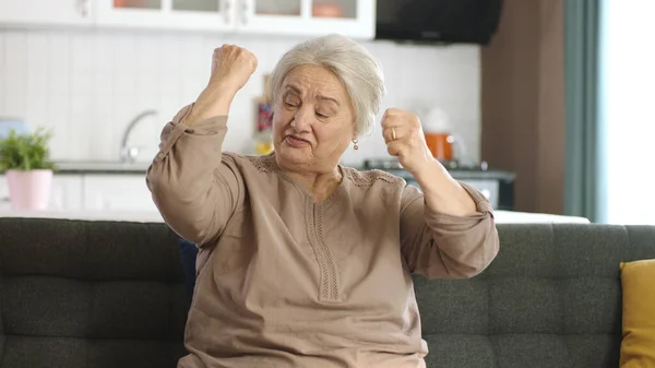 Starší Žena Zvedne Paže Ukáže Biceps Kamery Sebe Doma Feminismus — Stock fotografie