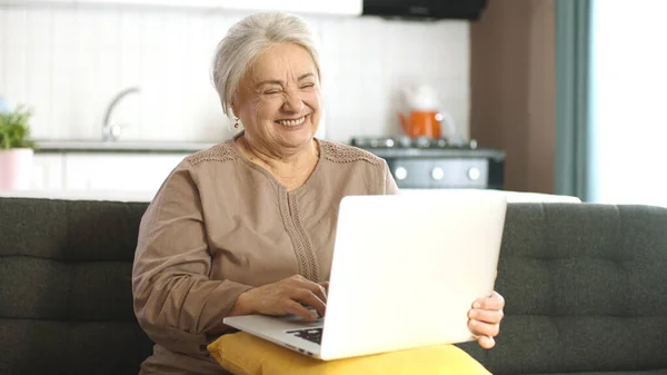 Oudere Volwassen Vrouw Die Tijd Doorbrengt Met Surfen Internet Laptop — Stockfoto