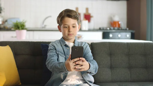 Дружній Хлопчик Робить Відеодзвінок Свій Мобільний Телефон Маленький Смішний Хлопчик — стокове фото