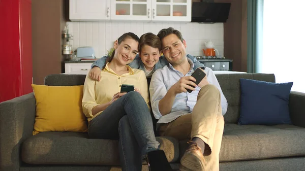 Portrait Happy Family Sitting Sofa Peaceful Home Parents Smiling Camera — Stock Photo, Image