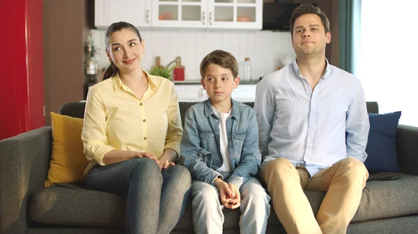 Šťastná Bělošská Rodina Sedí Pohodlné Pohovce Dívá Prázdný Reklamní Prostor — Stock fotografie