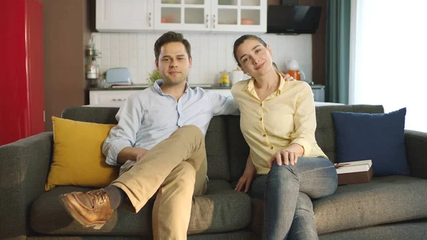 Genç Bir Çift Televizyon Izliyor Genç Mutlu Çift Birlikte Vakit — Stok fotoğraf