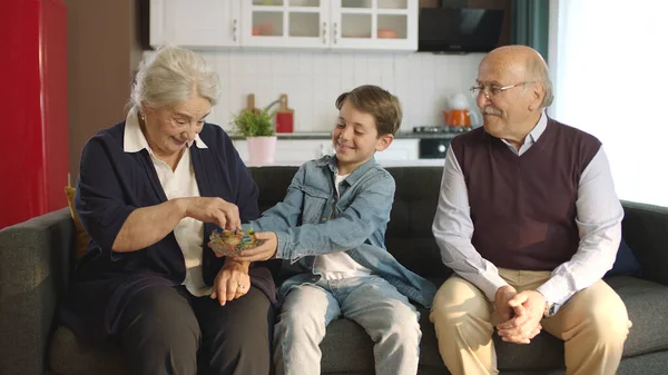 Kleine Jongen Bezoek Bij Zijn Grootouders Kleine Jongen Die Kleurrijke — Stockfoto