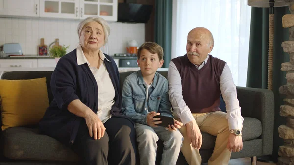 Kleiner Junge Besuch Bei Seinen Großeltern Glückliche Senioren Sitzen Auf — Stockfoto