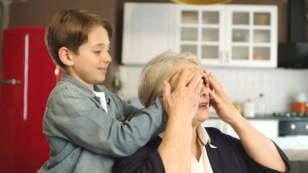 Çocuk Koltuğunda Oturan Büyükannesine Yaklaştı Gözlerini Kapadı Çocuk Büyükannesine Sürpriz — Stok fotoğraf