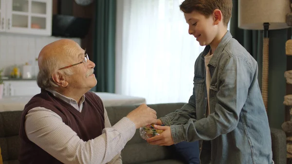Garçon Offrant Des Bonbons Dans Bol Son Vieux Grand Père — Photo