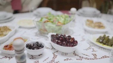 İftar için Ramazan ayında masa hazırlandı. Salata, hurma, doldurulmuş et, pide, zeytin ve geleneksel hamur işleriyle bayram yemeği için hazırlanmış bir masa. Aile yemeği..