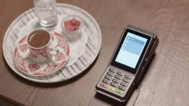 Egy Ügyfél Zöld Sávos Hitelkártyát Használ Étteremben Padlón Lévő Kártyaautomatánál — Stock videók